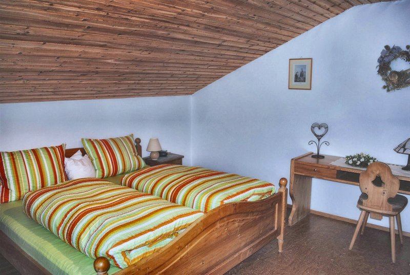 Schlafzimmer mit Ablage und Schreibtisch