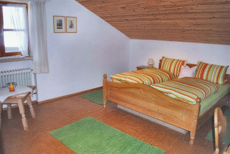 Schlafzimmer mit zwei Betten