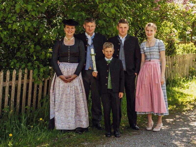 Familie Mayr in Tracht vor dem Braun-Hof