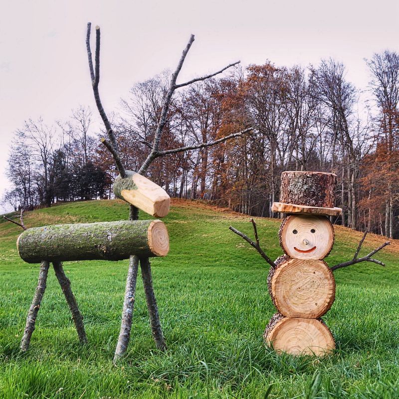 Holzfiguren am Hof